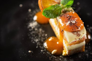 Arka planda nane aromalı lezzetli karamel pastası. Tatlı tatlı yemek..