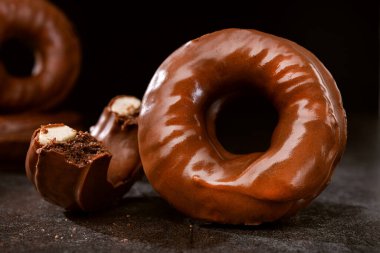 Siyah taştan bir arka planda çikolatalı çörekler. Amerikan fast food.