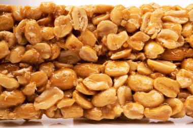 Arka planda karamelize edilmiş tatlı fıstık şekeri. Enerji fast food. - Yakın çekim. Makro.