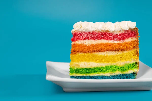 Een Zoet Smakelijk Regenboogtaart Dessert Een Blauwe Achtergrond — Stockfoto