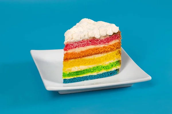 Een Zoet Smakelijk Regenboogtaart Dessert Een Blauwe Achtergrond — Stockfoto