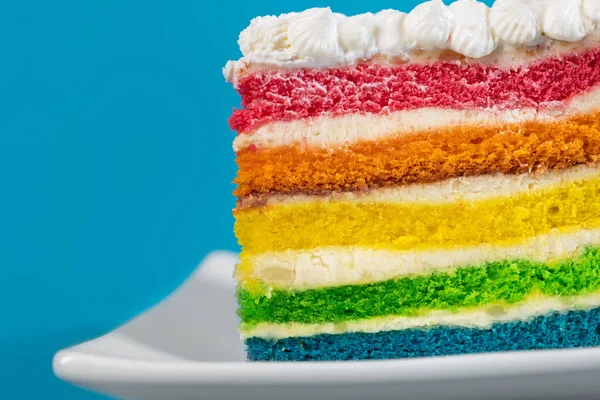 Een Zoet Smakelijk Regenboogtaart Dessert Een Blauwe Achtergrond — Stockfoto