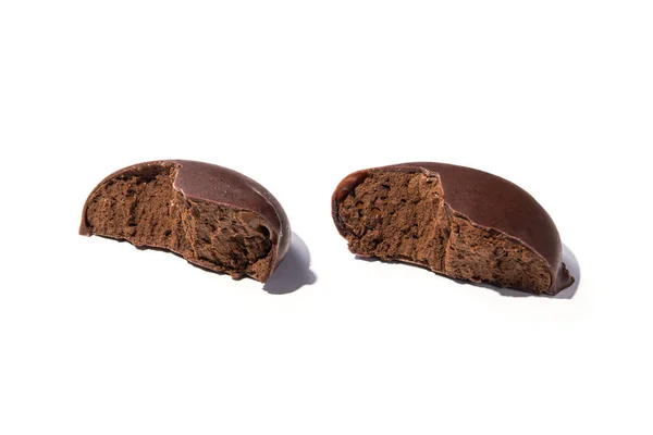 Разбитые Шоколадные Конфеты Какао Начинкой Мусса Изолированы Белом Фоне — стоковое фото