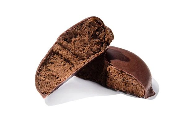 Pedaço Quebrado Chocolate Doce Com Mousse Enchimento Cacau Isolado Fundo — Fotografia de Stock