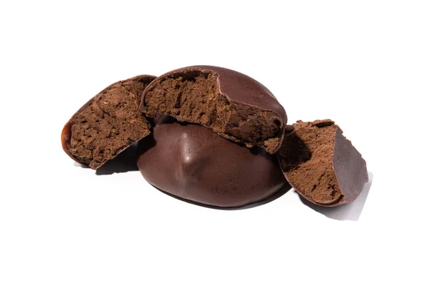 Trozo Roto Caramelo Chocolate Con Mousse Relleno Cacao Aislado Sobre —  Fotos de Stock