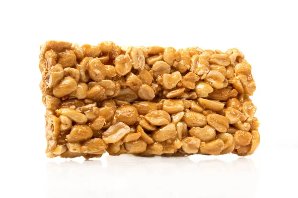 Fıstıklı ve ballı gofretler beyaz arka planda izole edilmiş..