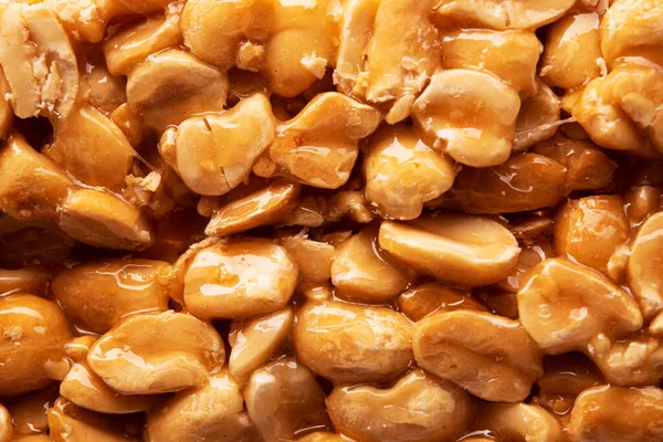 Arka planda karamelize edilmiş tatlı fıstık şekeri. Enerji fast food. - Yakın çekim. Makro.