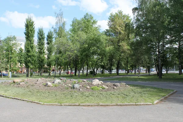 Blomsterrabatt med stenar — Stockfoto