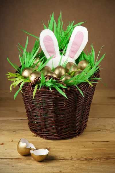 Easter basket, golden eggs. — Stock Photo, Image