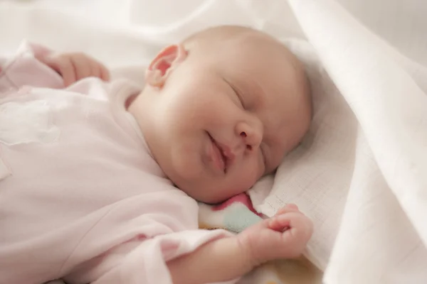 Bebê dormir com um sorriso — Fotografia de Stock