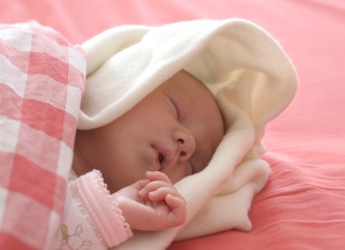 Kırmızı ile uyuyan bebek