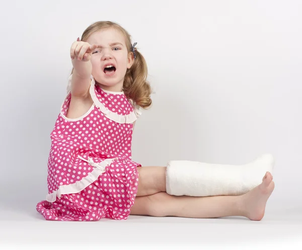 Injured girl crying — Stock Photo, Image