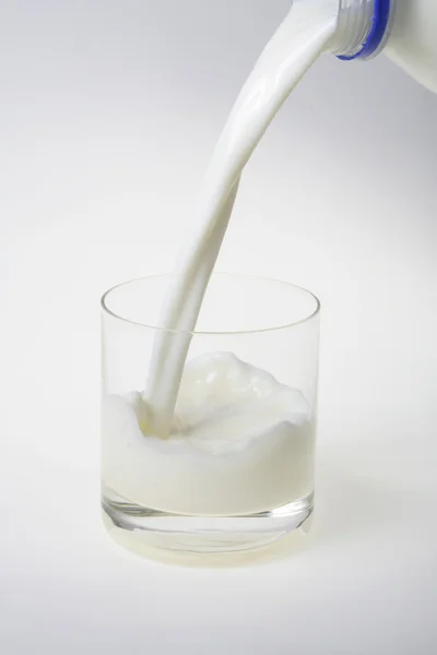 Pouring milk — Stock Photo, Image