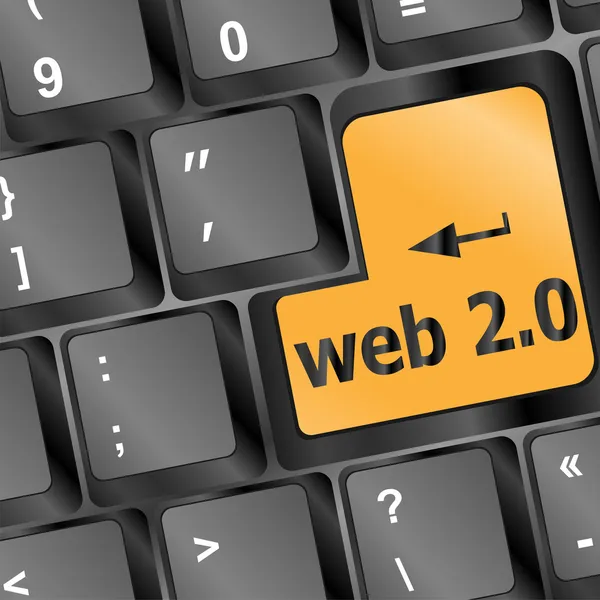 Web 2.0 chave de computador em amarelo mostrando mídias sociais — Fotografia de Stock
