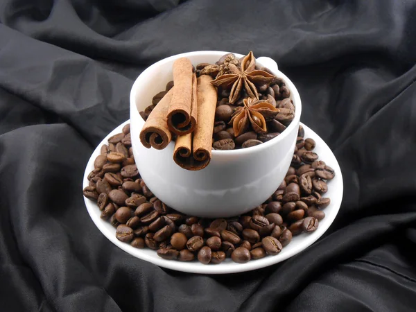 Taza de cofee con canela en fondo negro — Foto de Stock