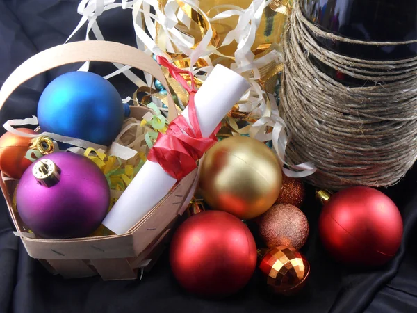 Uma cesta de Natal, vinho, presentes, biscoitos e bola bauble decoração — Fotografia de Stock