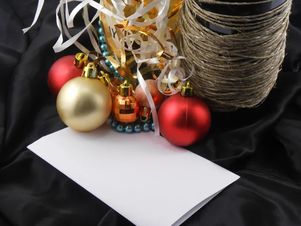 Garrafa de vinho champanhe com bolas de Natal e papel convite em branco — Fotografia de Stock