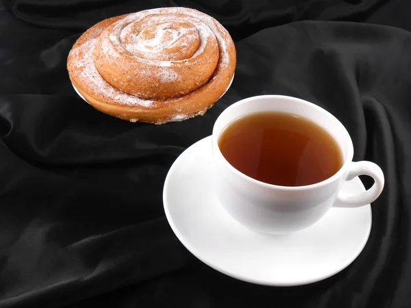 Чашка чая или кофе со сладким тортом — стоковое фото