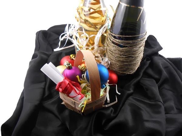 Fles champagne, kerstballen en witte uitnodiging papier — Stockfoto