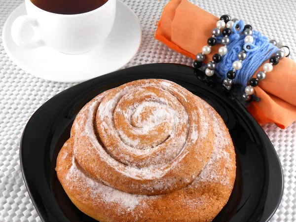 Té con pastel y arco de regalo — Foto de Stock