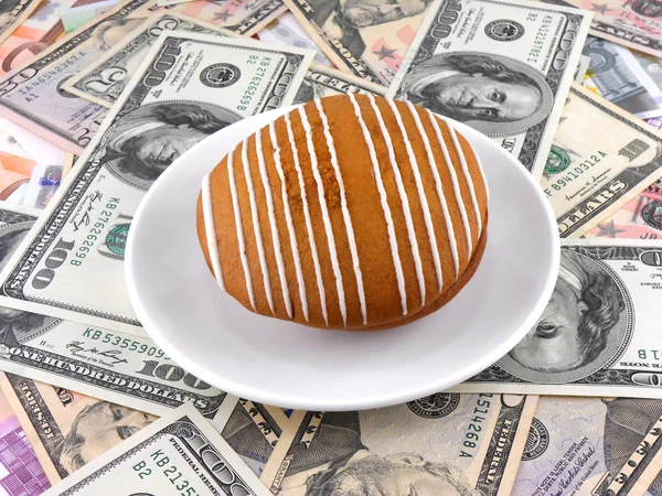 Cake on money dollars background — Stock Photo, Image