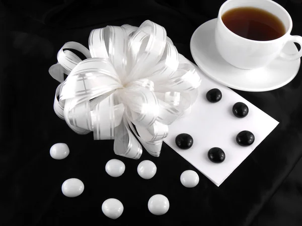 Heiße Tasse Tee mit Geschenkschleife und Steinen — Stockfoto
