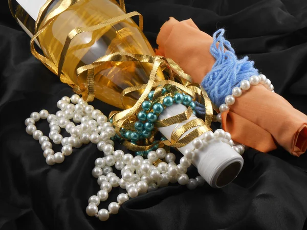 Бутылка шампанского с белыми бриллиантами на фоне черного материала — стоковое фото