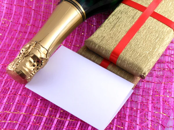 Μπουκάλι σαμπάνια ή κρασί, λευκό χαρτί και χρυσό κουτί, νέο έτος ή Χριστουγεννιάτικη κάρτα — Φωτογραφία Αρχείου