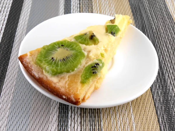 Kiwi sabroso pastel de cerca en el plato —  Fotos de Stock