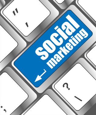 Klavyenin anahtarında mesaj bulunan sosyal pazarlama veya İnternet pazarlama kavramları