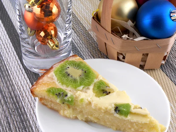 Kiwi bolo saboroso com bolas de Natal conjunto — Fotografia de Stock