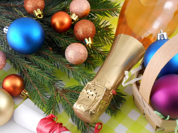 Champagne fles en Kerstmis kerstballen, prettige kerstdagen en gelukkig Nieuwjaar — Stockfoto