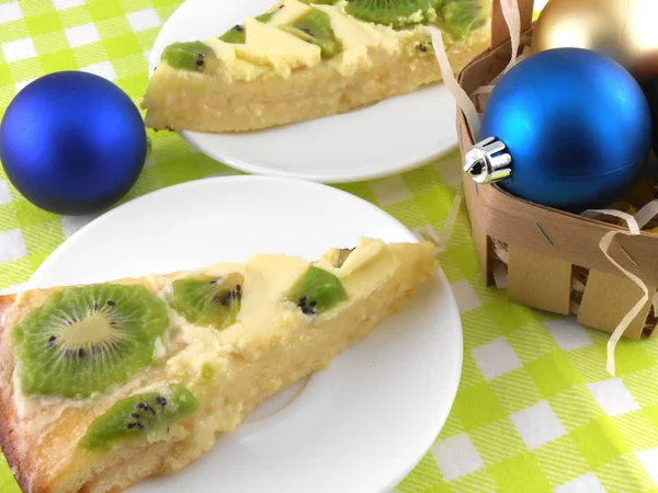 Cake with fruits and new year balls — Stock Photo, Image