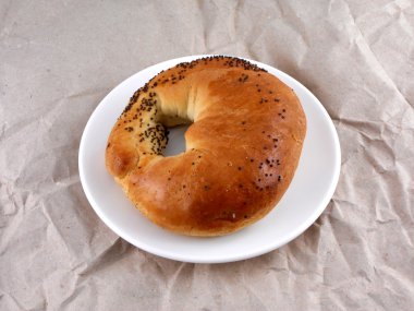 Beyaz tabakta tatlı poppy cake