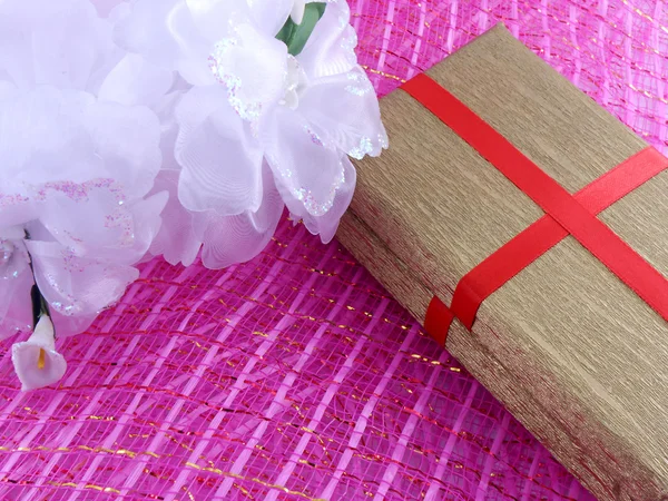 Golden gift box with white flowers — Stock Photo, Image