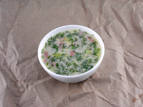 Sopa de verduras frías rusas sobre la base de yogur (leche agria) - okroshka — Foto de Stock