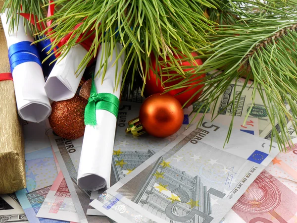 Decorated christmas tree with money gift, traditional winter holiday — Stock Photo, Image