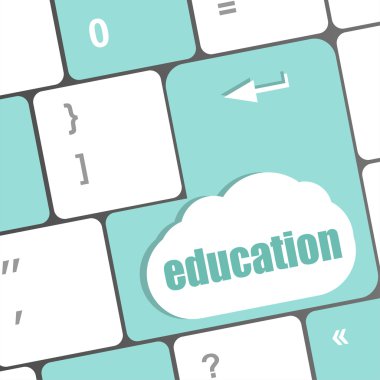 Anahtar eğitimi ve internet öğrenme kavramına sahip bilgisayar klavyesi