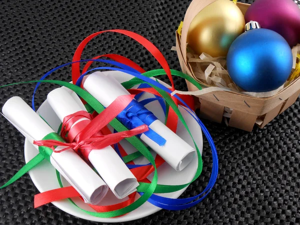 White invitation paper with gift and christmas balls — Stock Photo, Image