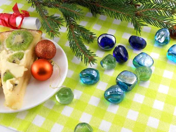 Boules de Noël, sapin de nouvel an et pierres serties — Photo
