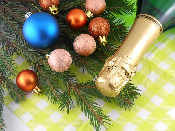 Champagne fles en Kerstmis kerstballen, prettige kerstdagen en gelukkig Nieuwjaar — Stockfoto