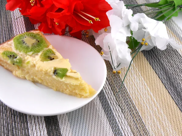 赤と白の花と果物でケーキ — ストック写真