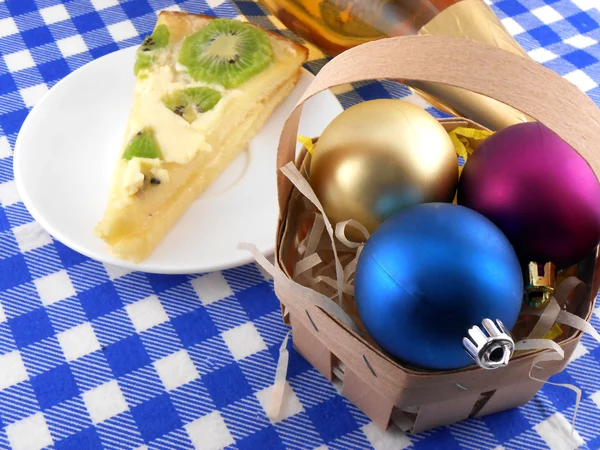 Weihnachtsdekoration mit Weihnachtskugeln und süßem Kiwi-Kuchen — Stockfoto