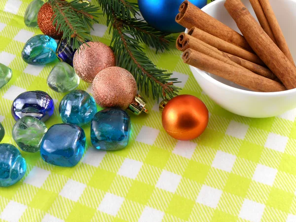 Vánoční dekorace skořice ozdoby kameny v žlutá Makro detail — Stock fotografie