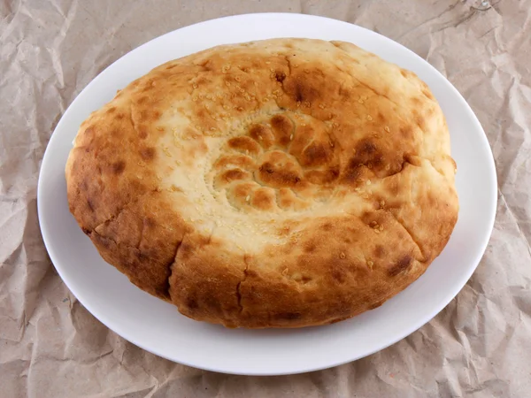 Panadería casera, pan en plato blanco —  Fotos de Stock