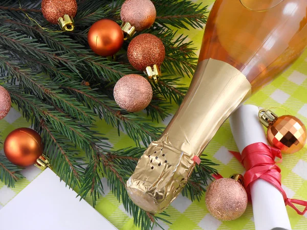 Botella de champán y adornos de Navidad, Feliz Navidad y Feliz Año Nuevo —  Fotos de Stock