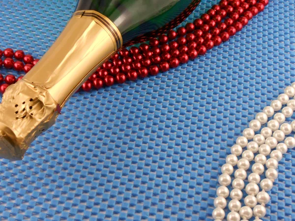 Wine and Pearls on blue background — Stock Photo, Image