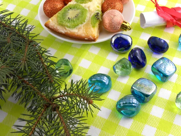 Bolas de Navidad, árbol de año nuevo y piedras conjunto — Foto de Stock