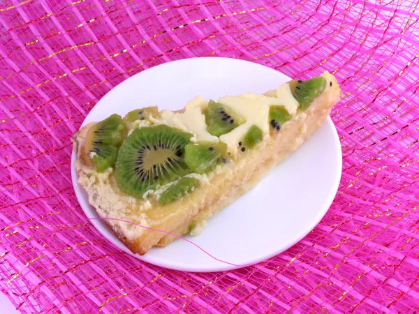 キウイおいしいケーキ プレートをクローズ アップ — ストック写真