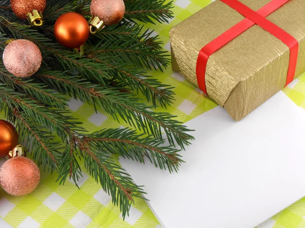 Fir kerstboom met gouden giftdoos en lege papier — Stockfoto